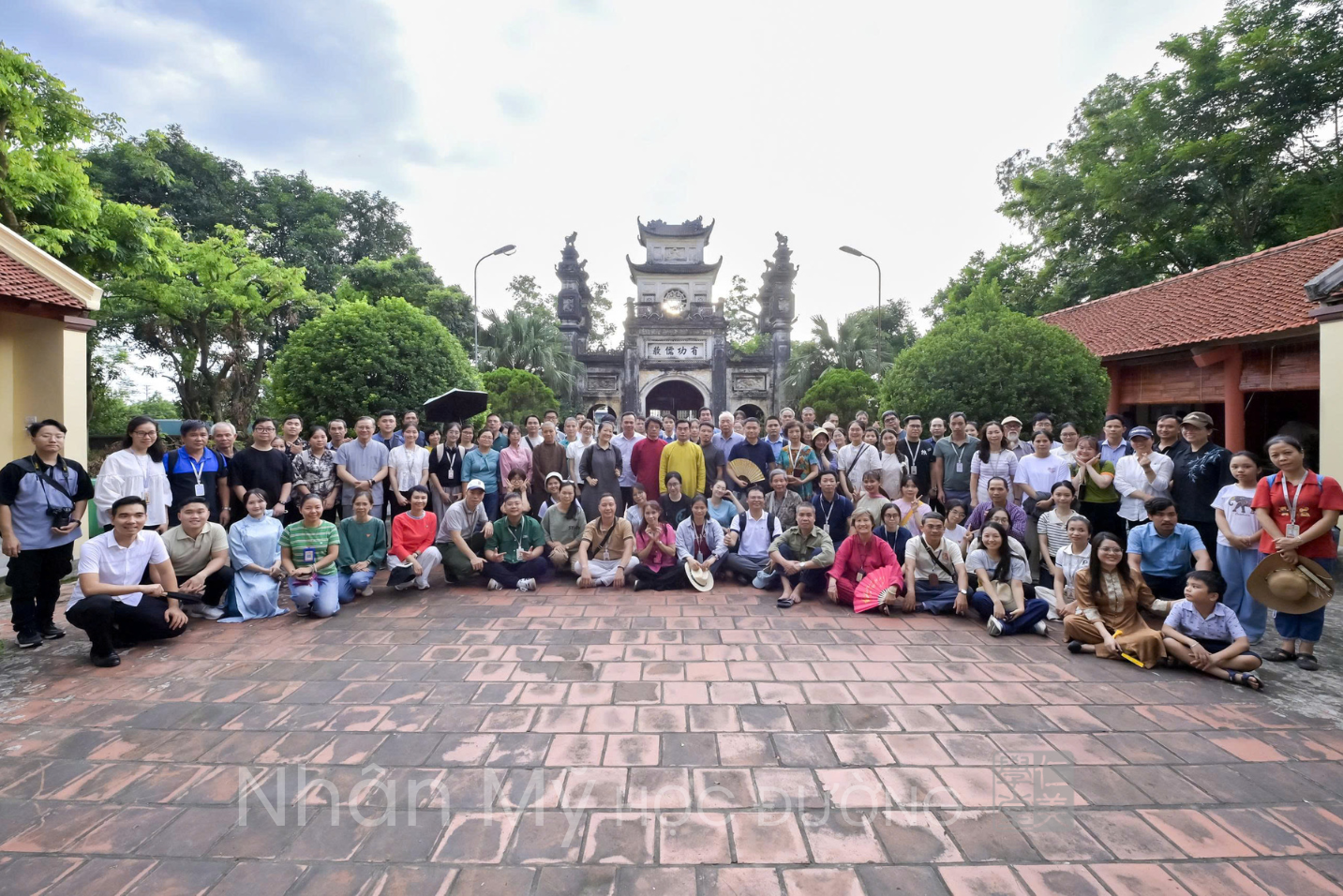 Các thành viên trong đoàn chụp ảnh lưu niệm tại Lăng Sỹ Nhiếp